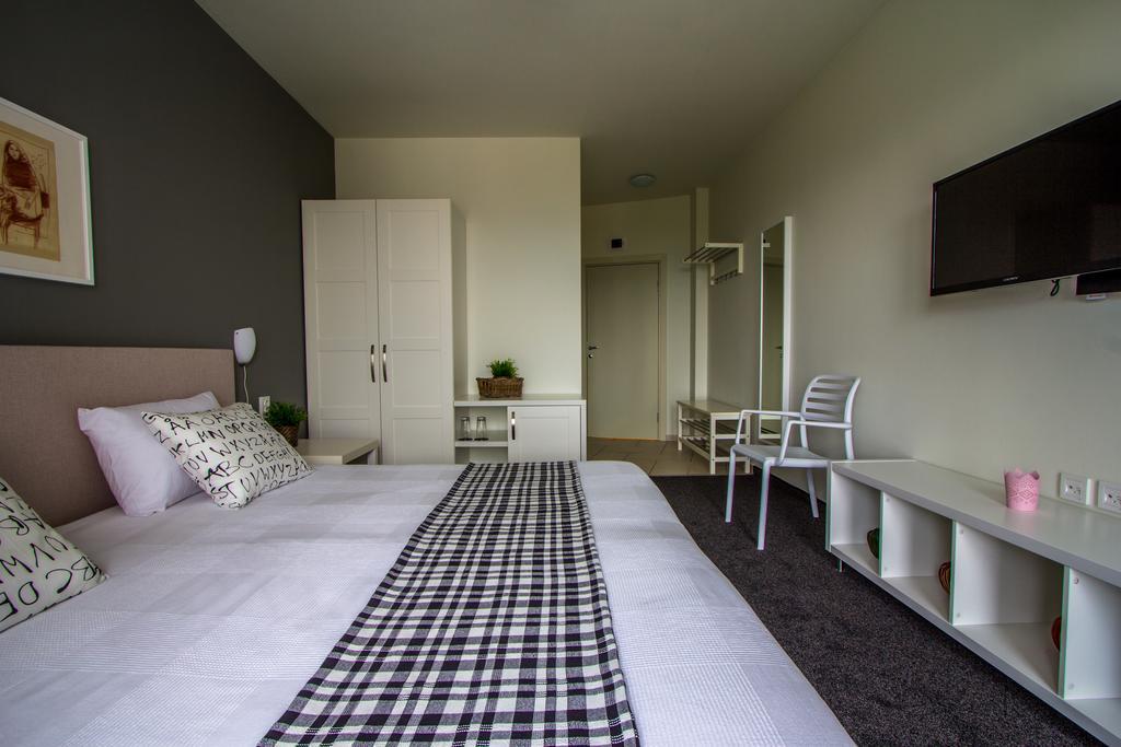 Family Hotel Friends Villa Enchets Δωμάτιο φωτογραφία