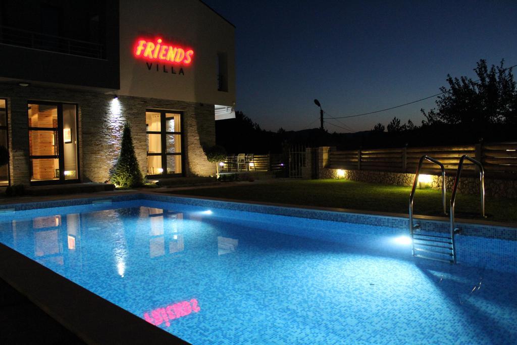 Family Hotel Friends Villa Enchets Εξωτερικό φωτογραφία